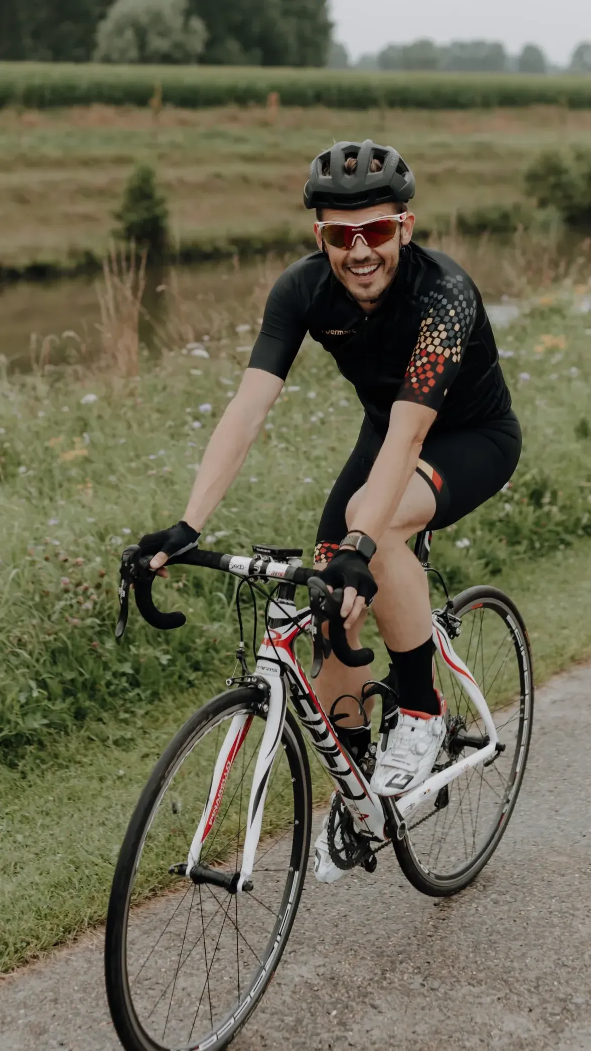 Dokter Servaas Bingé op de fiets om beweging te stimuleren.