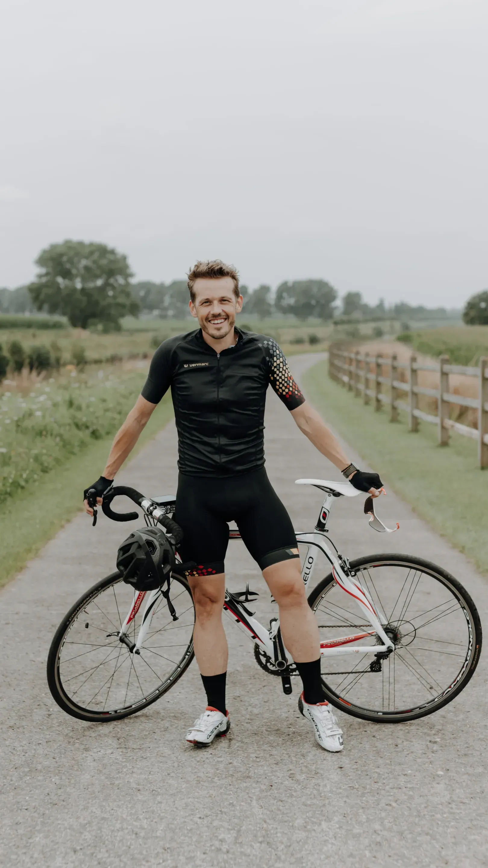 Dokter Servaas Bingé met zijn fiets in de natuur.