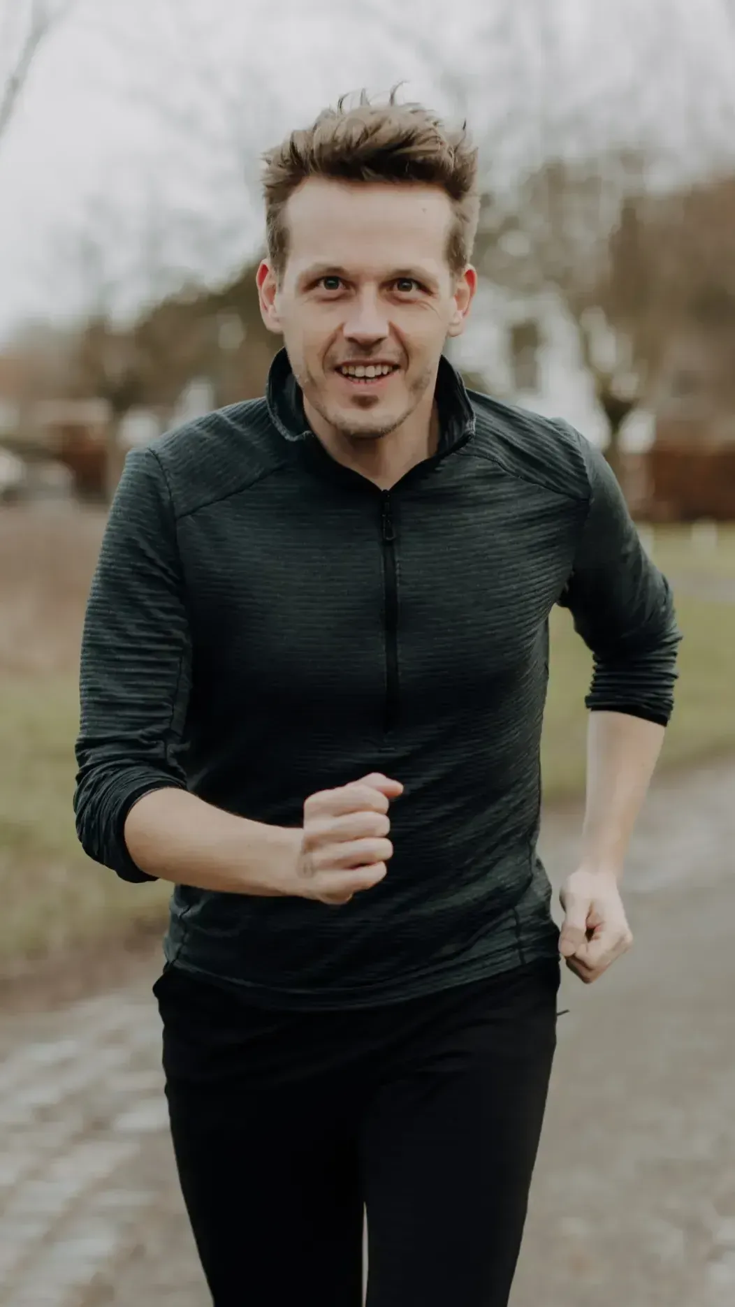 Dokter Servaas Bingé aan het joggen in de natuur als onderdeel van een actieve en gezonde levensstijl.