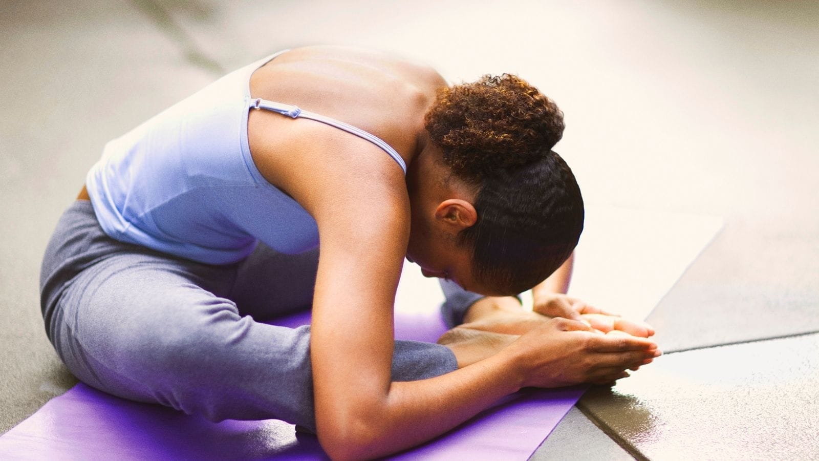 Heb je géén terugval na inspanning, dan helpt zachte opbouwende activiteit zoals yoga.