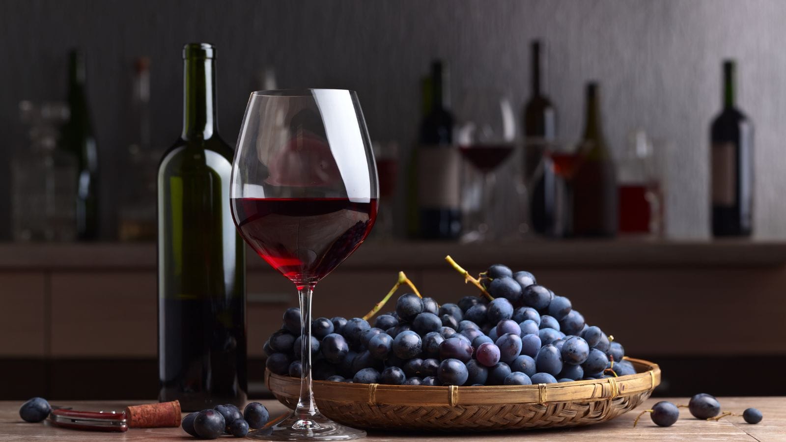 Rode wijn, lichte drinkers werden niet gezonder dóór de wijn, maar omdat ze gezonder leefden