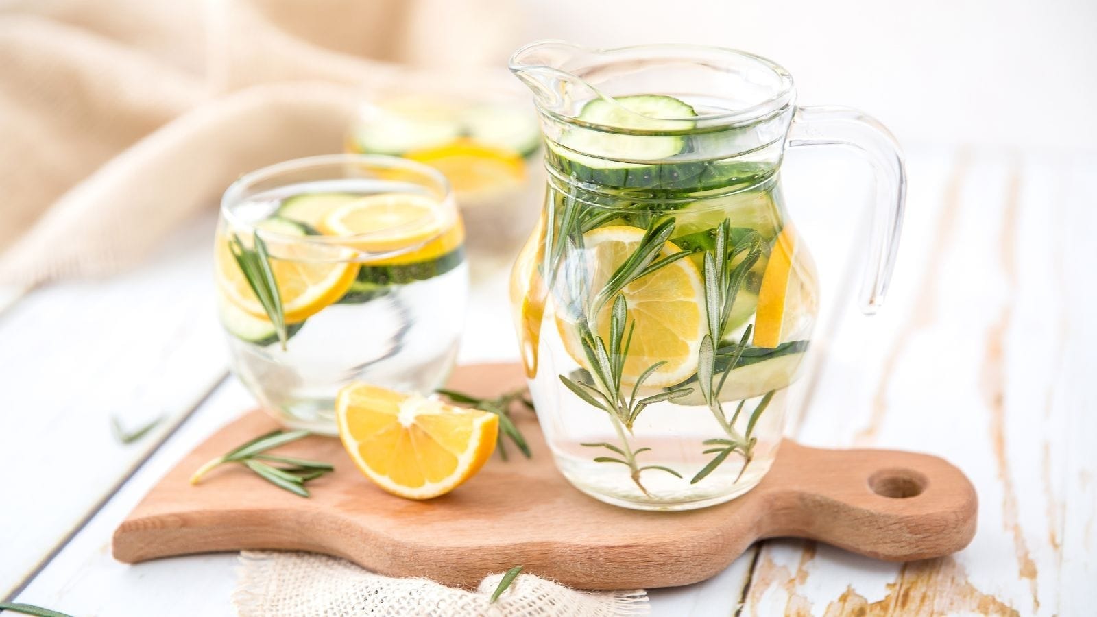 Drink voldoende water om je darm op te ruimen, detox is niet nodig om te ontgiften
