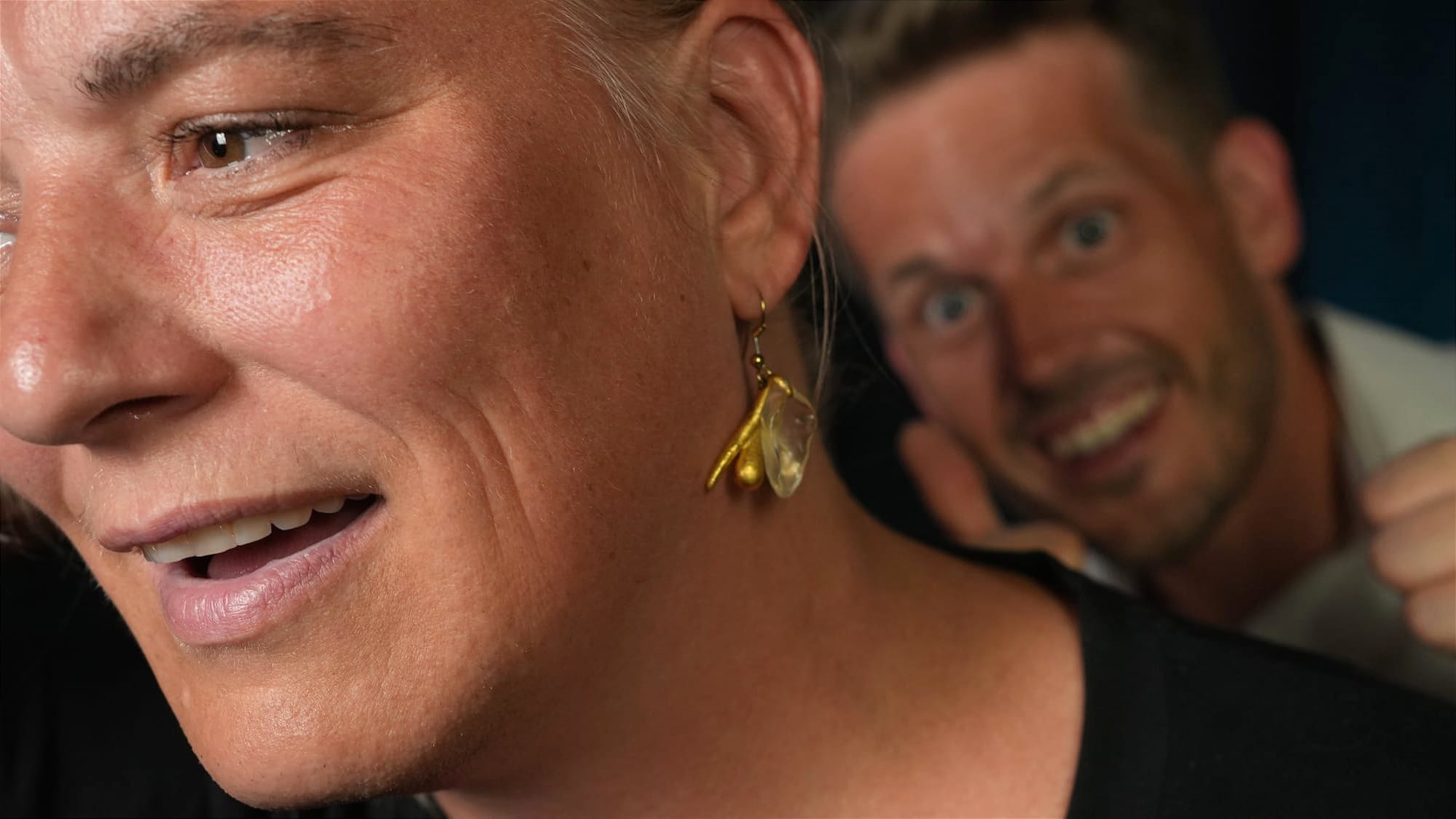 Halverwege dit gesprek haalt Dr. Elisabeth Vander Stichele haar oorbel uit. Het blijkt een clitoris in 3D.