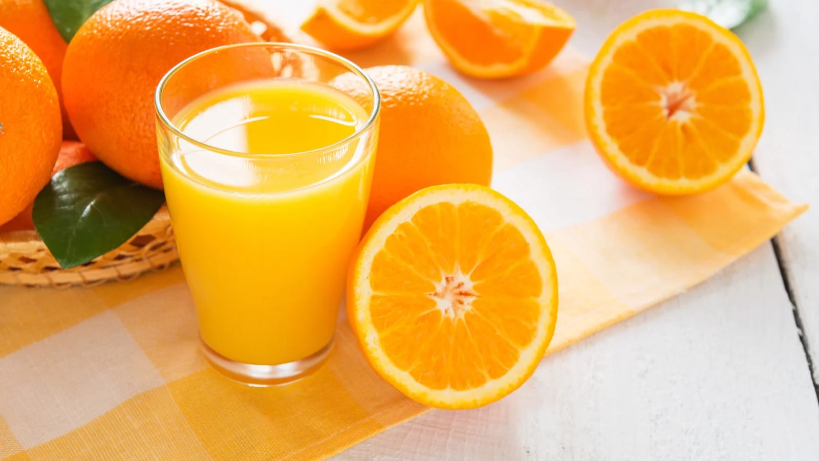 Een glas vers geperst sap levert je lever bijna evenveel fructose als een glas cola.