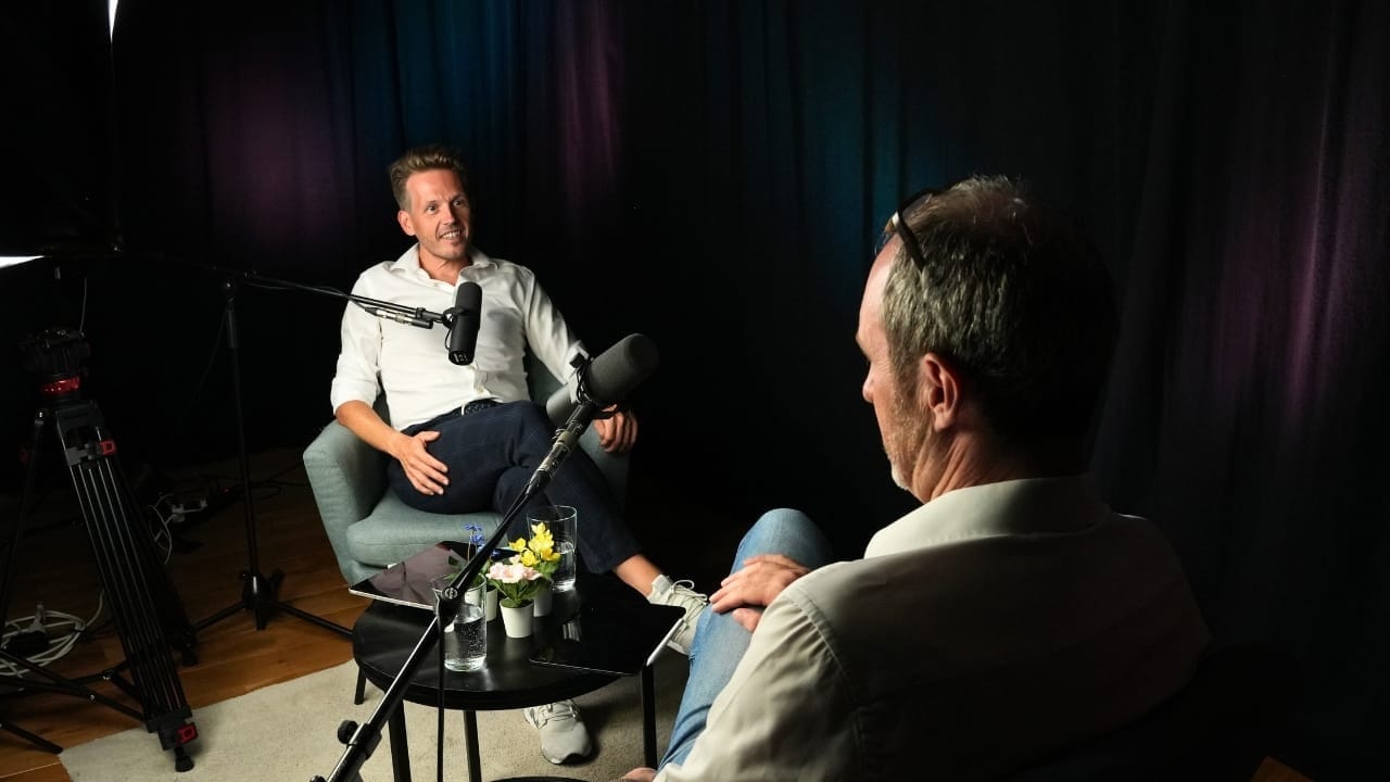 Dokter Servaas Bingé met Joachim De Vos in de studio van Spreekuur