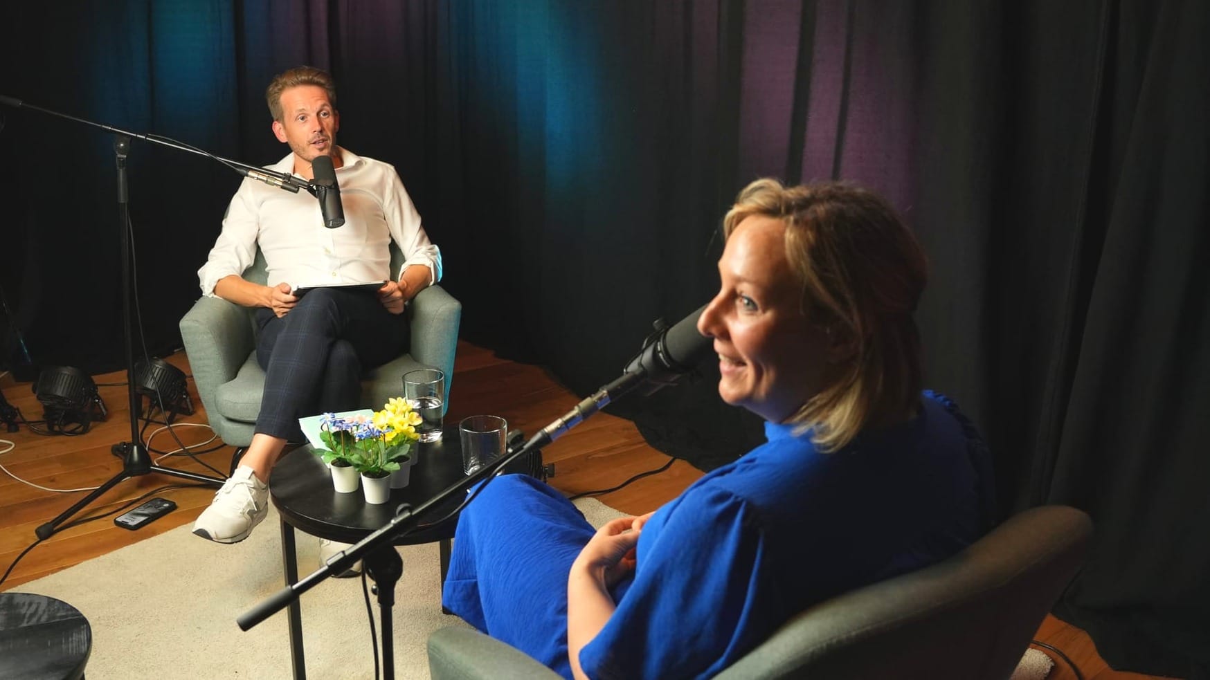 Liselotte Aerts in gesprek met Dokter Servaas Bingé in de studio van Spreekuur