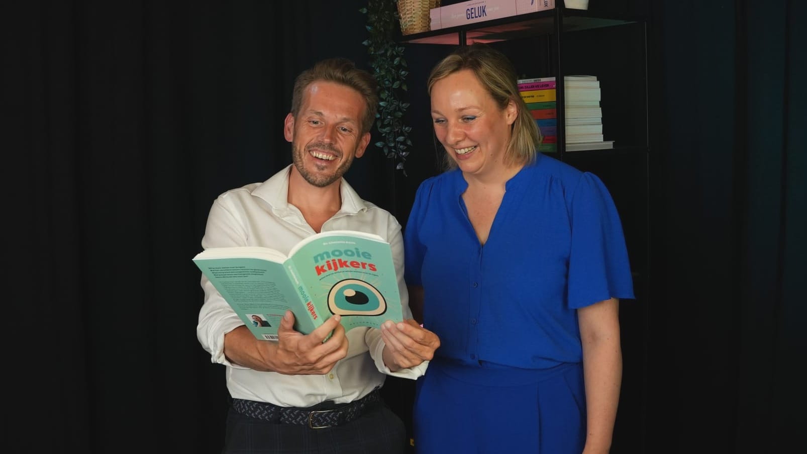 Dokter Servaas Bingé en Liseslotte Aerts kijken samen in het boek mooie kijkers.