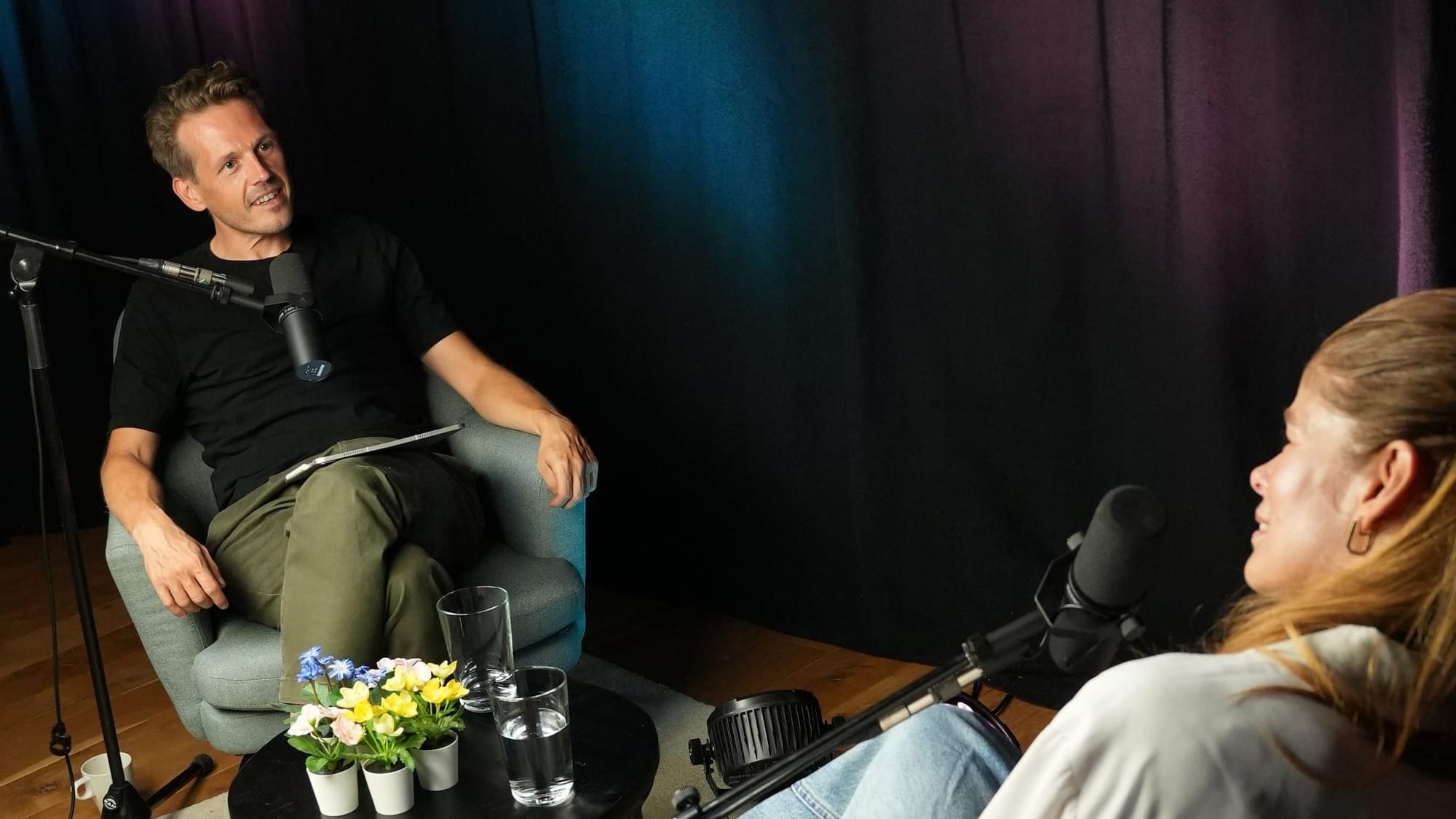 Dokter Servaas tijdens een opname van Spreekuur met gast Viviane Van Dyck