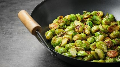 Wok van spruitjes met krokante tempé en geroosterde cashews