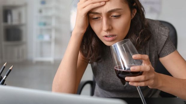 Waarom je na je 40e slechter tegen alcohol kunt
