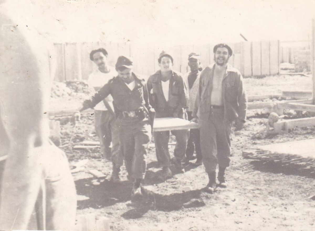 Che Guevara puts his ideas into action by doing volunteer work