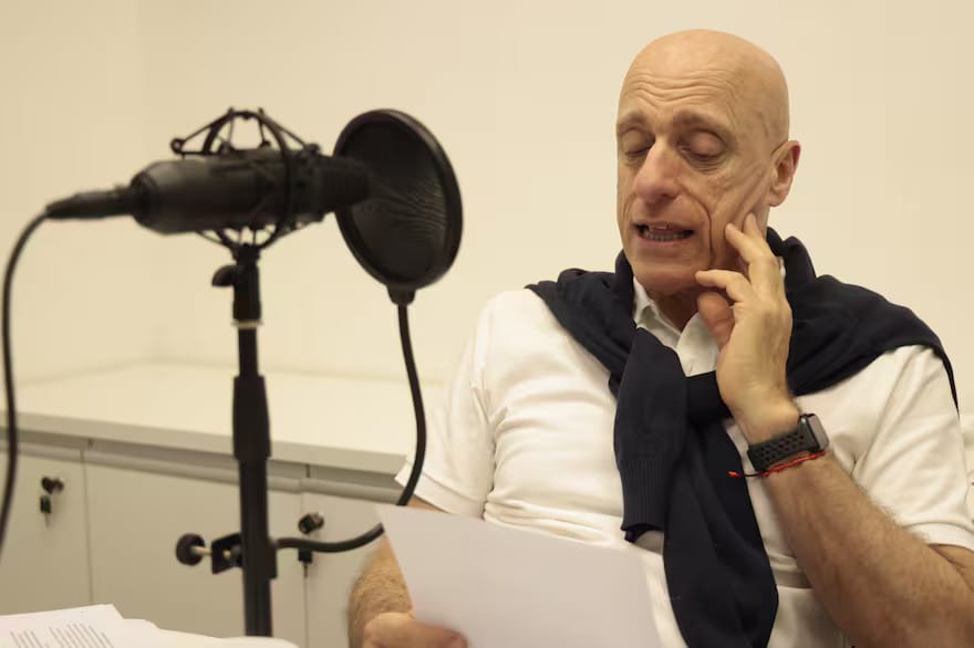 A La Nación journalist records his voice for a voice clone