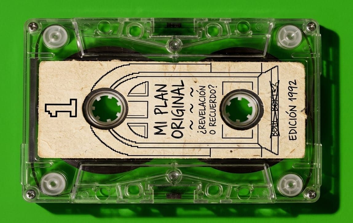 Cassette transparente con etiqueta vintage que dice 'Mi Plan Original: ¿Revelación o Recuerdo?' y el propósito de vida