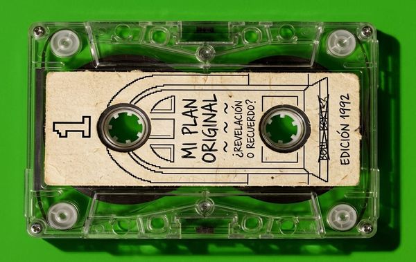 Cassette transparente con etiqueta vintage que dice 'Mi Plan Original: ¿Revelación o Recuerdo?' y el propósito de vida