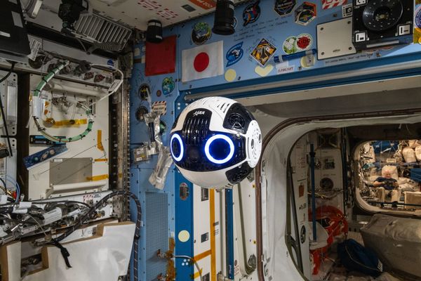 Kibo module Internal Ball Camera-2, an experimental free-flying robot designed to take photos and video of the astronauts on the ISS.  Credit: JAXA/Onishi Takuya