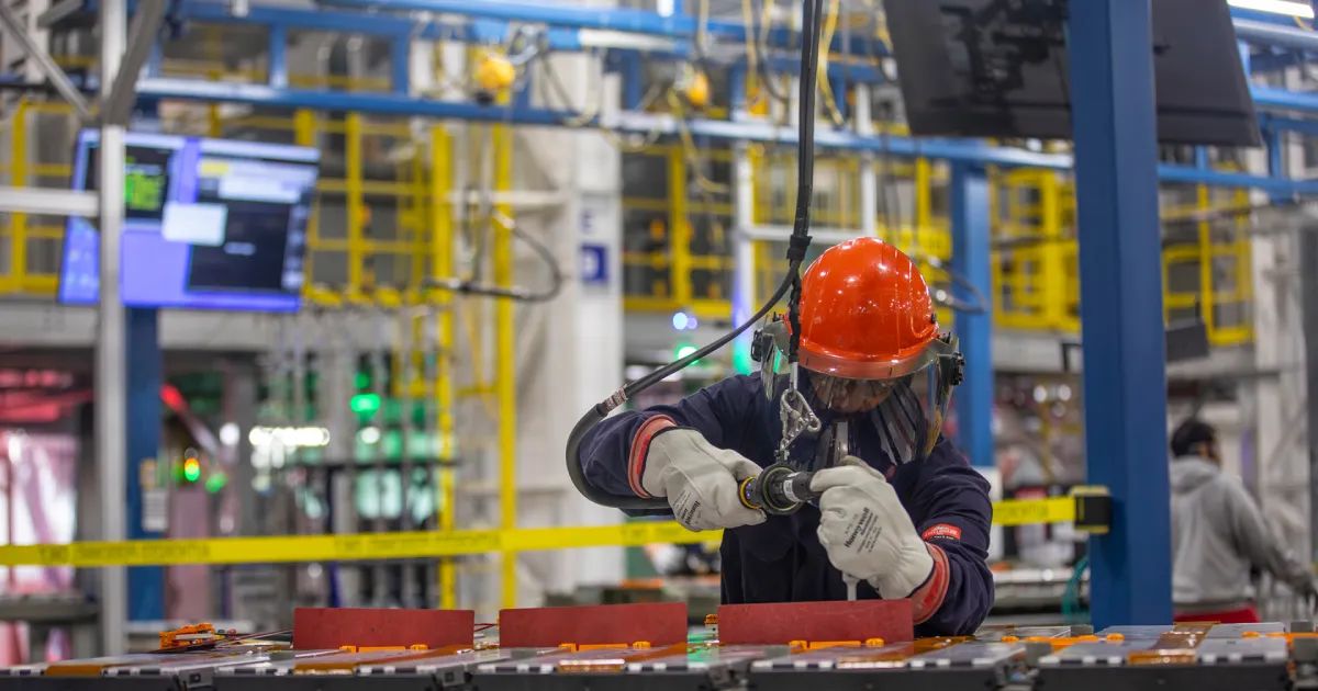 Cosmico - GM Lays Off 1,000 Employees in Cost-Cutting Move