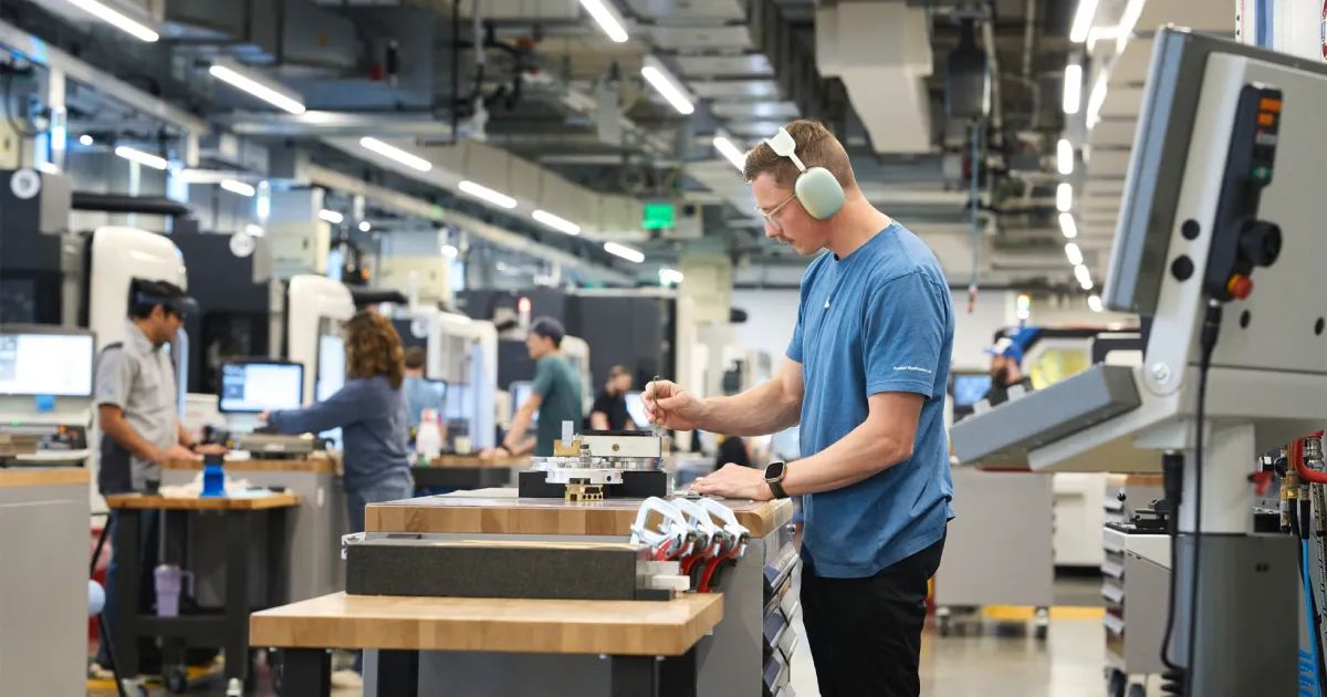 Cosmico - Apple invests another $100 billion in U.S. manufacturing