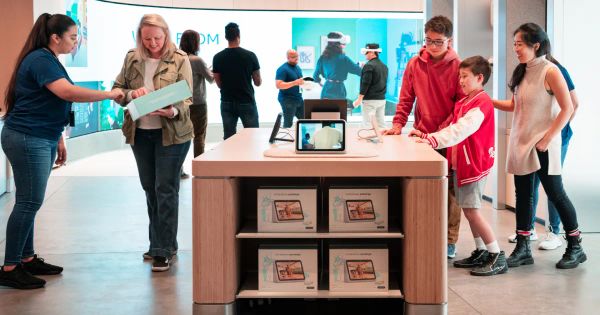 Cosmico - Meta plans to open more physical stores