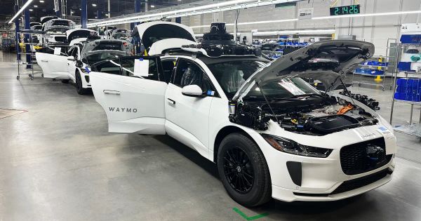 Cosmico - Waymo plans to add 2,000 more robotaxis in 2026