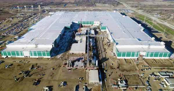 Cosmico - Panasonic begins mass EV battery production at Kansas plant