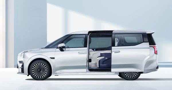 Cosmico - Waymo expands to Denver and Seattle with Zeekr vans