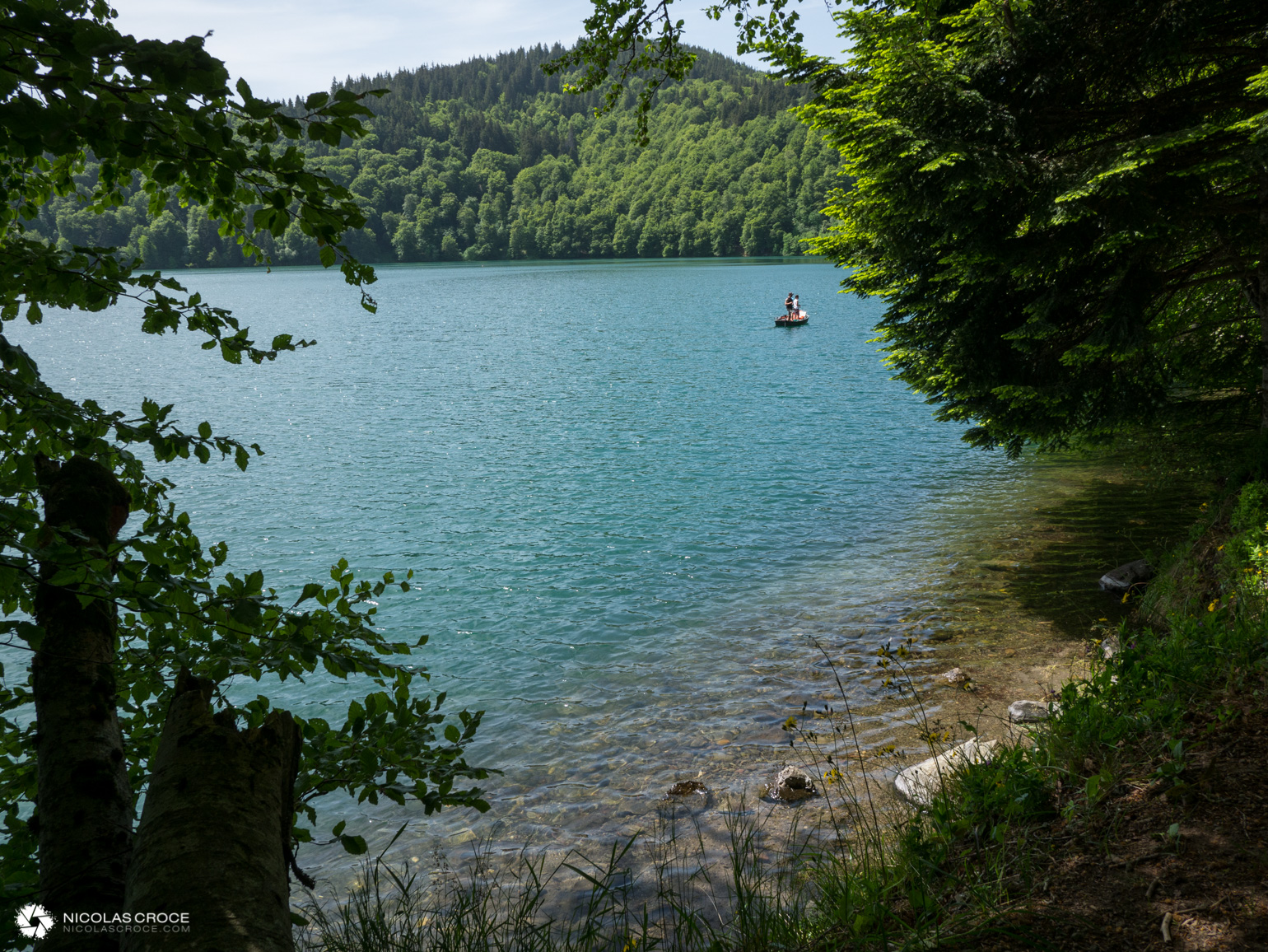Une barque sur le lac Pavin