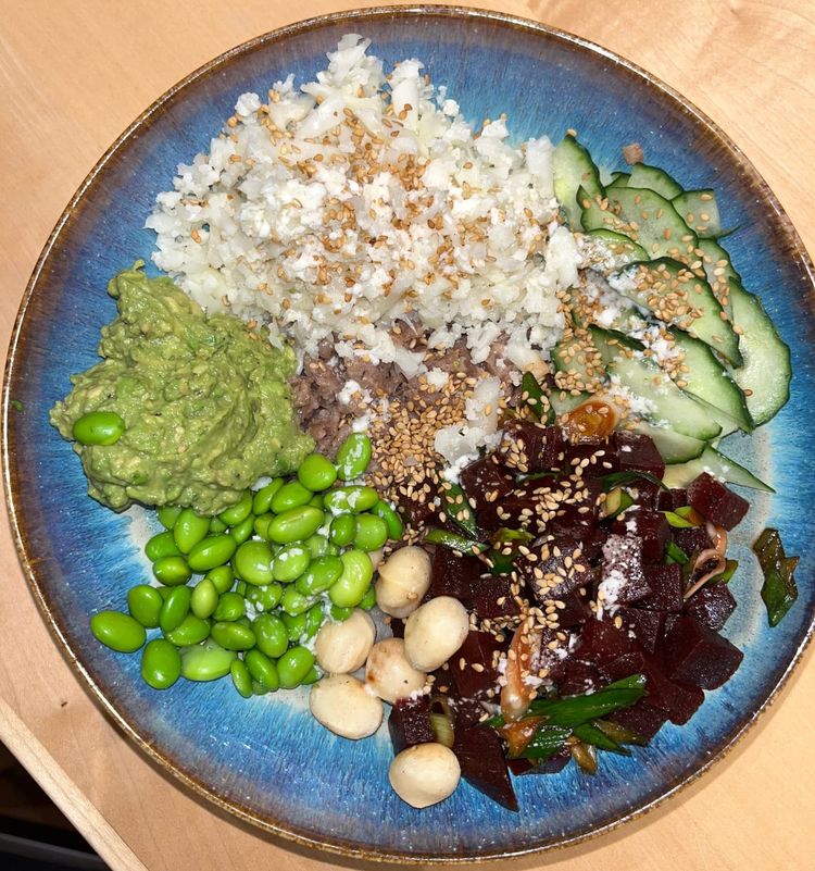 Healthy & flavourful beetroot poke bowl w/ cauliflower
