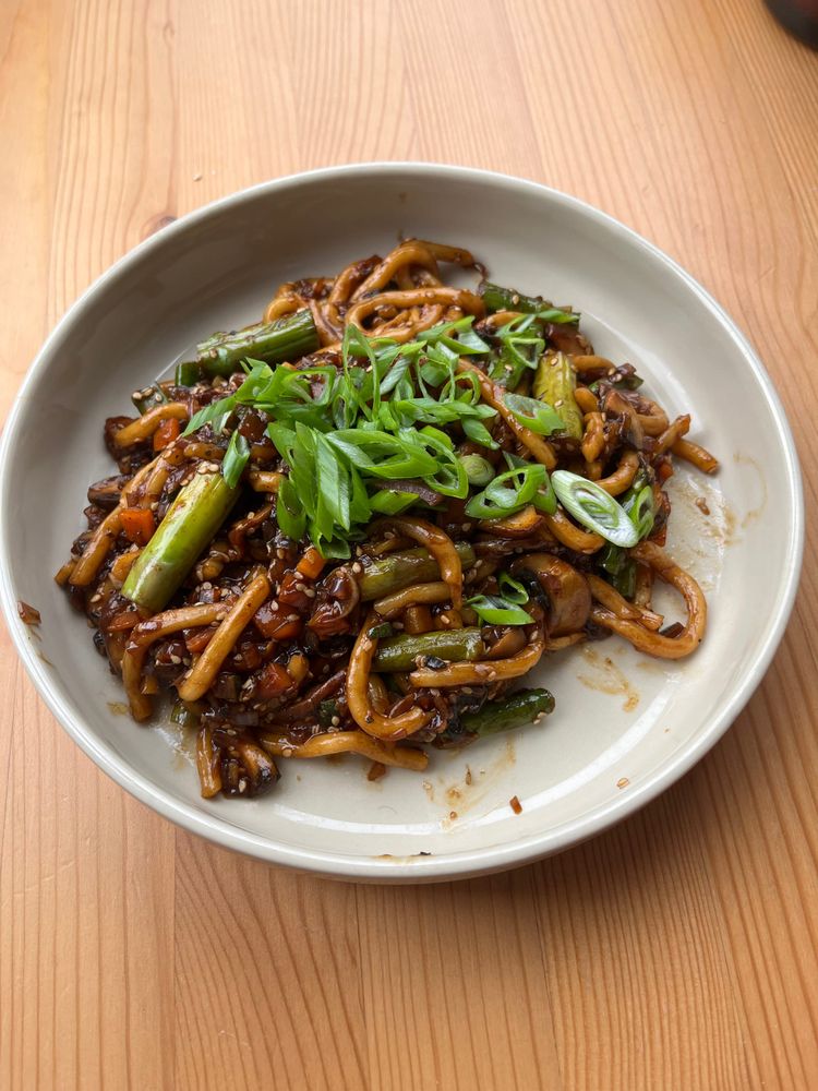 Udon Nudeln mit Spargel und Soya-Sesam Sauce