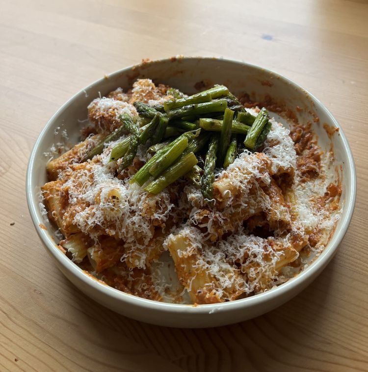 Selbstgemachte Tomatensauce mit Trüffelpaste und Nudeln