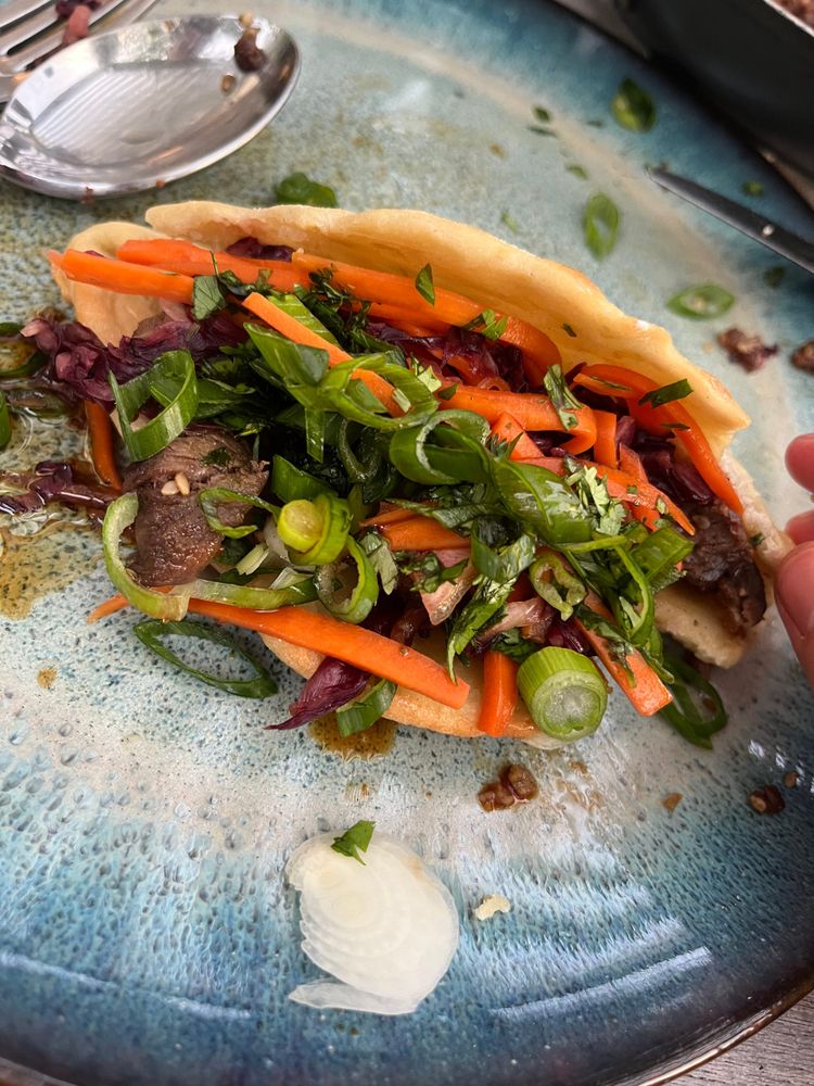 Bao Buns mit Rindfleisch und Koriander