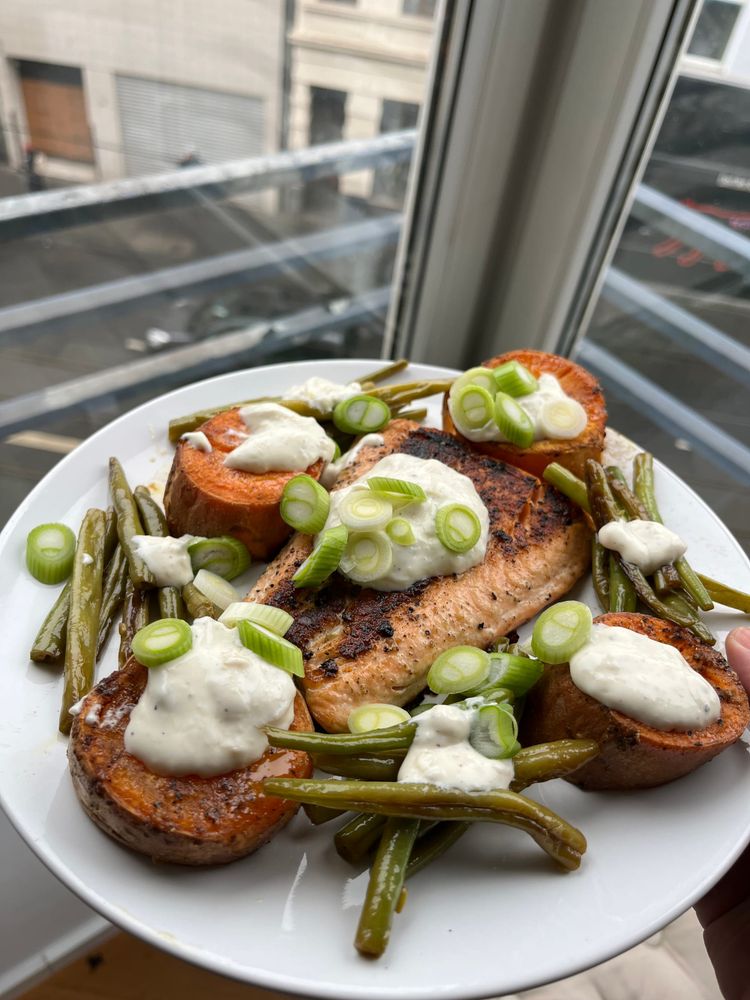 Lachs und Süßkartoffel mit Yoghurt-Honig-Tahin-Sauce