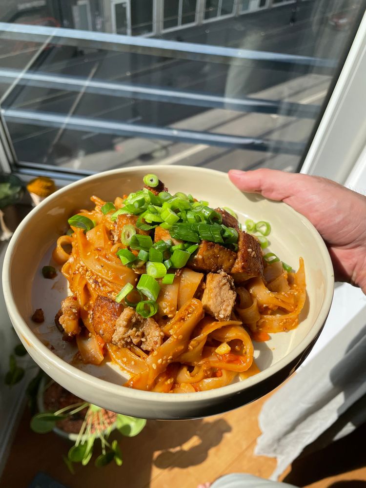 Pad Thai mit Sesam-Tahin-Sauce und Saitan Tofu