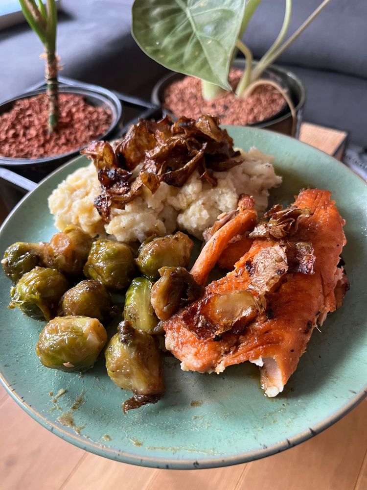 Lachs mit Kartoffelpüree, Rosenkohl und Topping