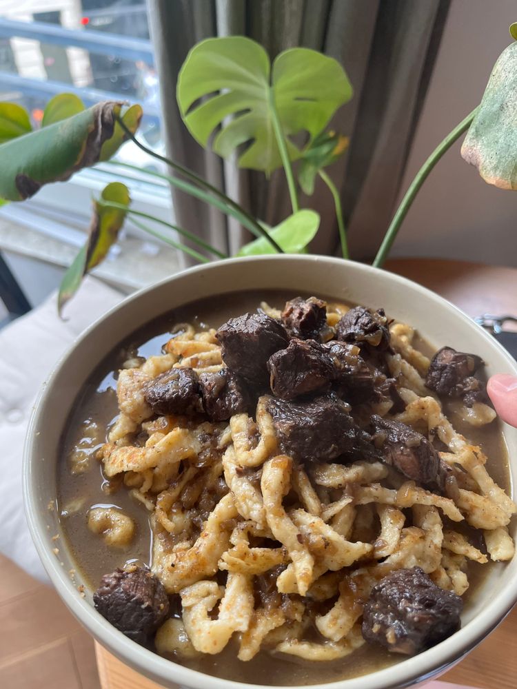 Rindergulasch mit handgeschabten Spätzle