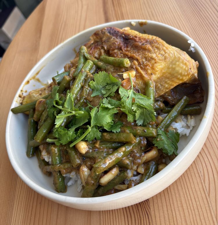 Erdnuss-Curry Hähnchen und Bohnen