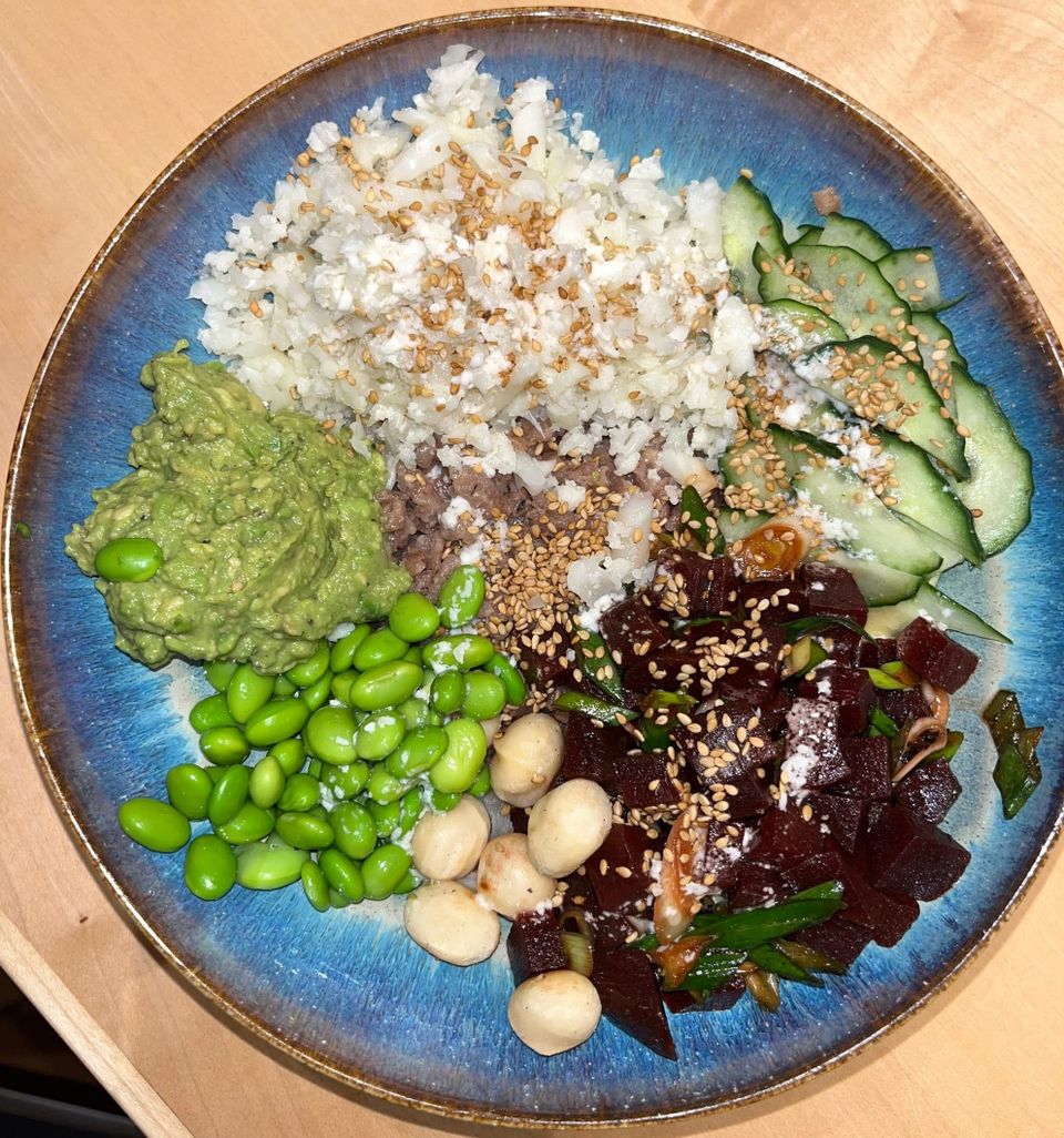 Healthy & flavourful beetroot poke bowl w/ cauliflower