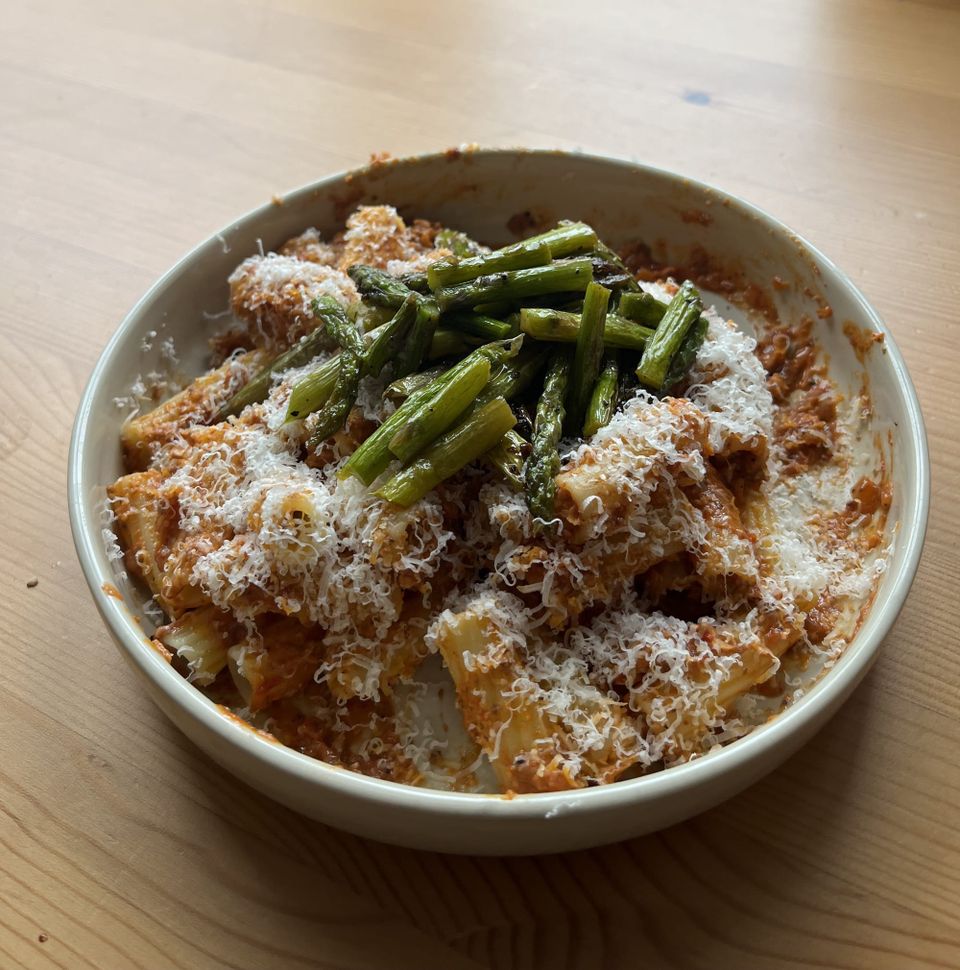 Selbstgemachte Tomatensauce mit Trüffelpaste und Nudeln