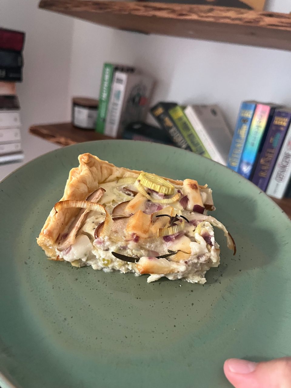 Quiche mit karamellisiertem Knoblauch und Ziegenkäse, garniert mit Birne