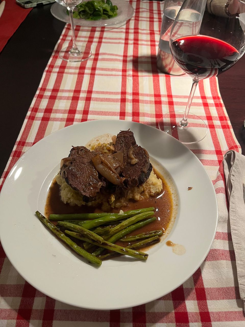 Zarte Rinderbäckchen in Rotweinsauce auf cremigem Selleriepüree mit Bohnen