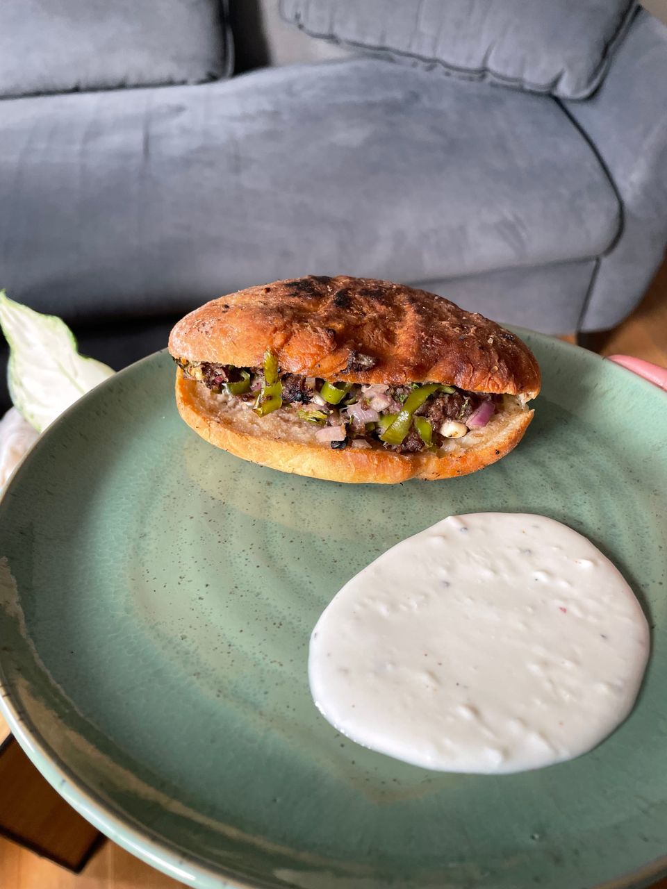 Arayes - gefüllte Teigtaschen mit Honig-Yoghurt-Dip