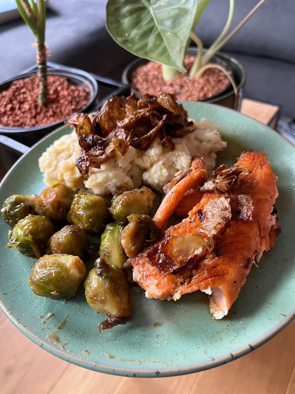 Lachs mit Kartoffelpüree, Rosenkohl und Topping