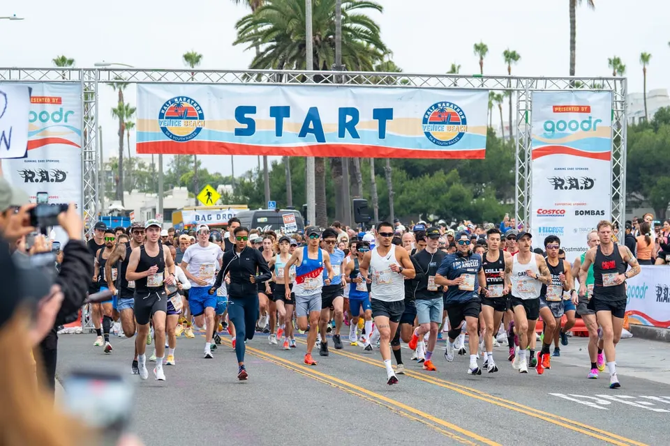 Runners starting a race