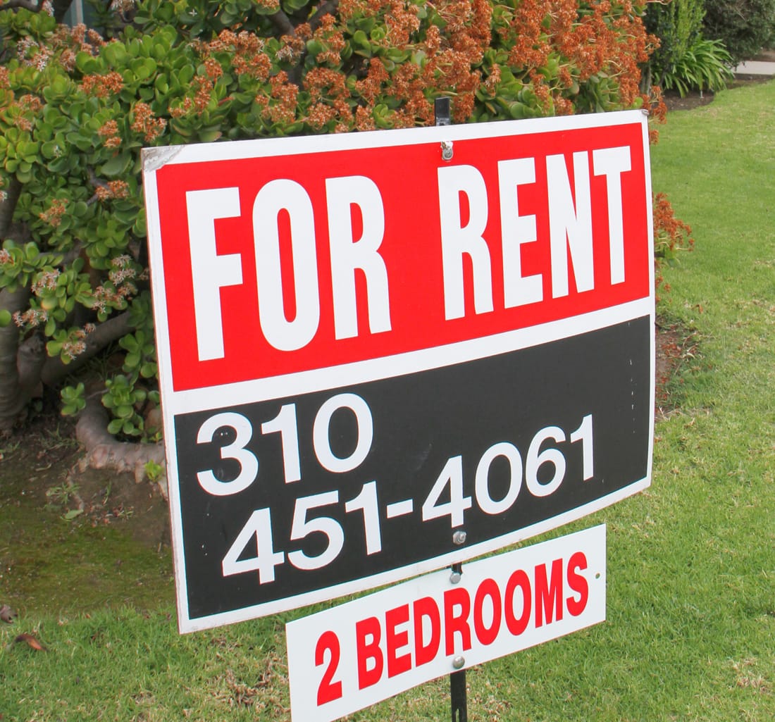 A sign advertises a two-bedroom apartment in a building at Fifth Street and California Avenue. (Photo by Daniel Archuleta)