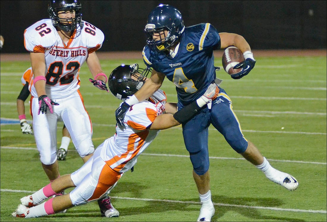 #4 stiff arms #7 after a catch. Photo by Paul Alvarez Jr.