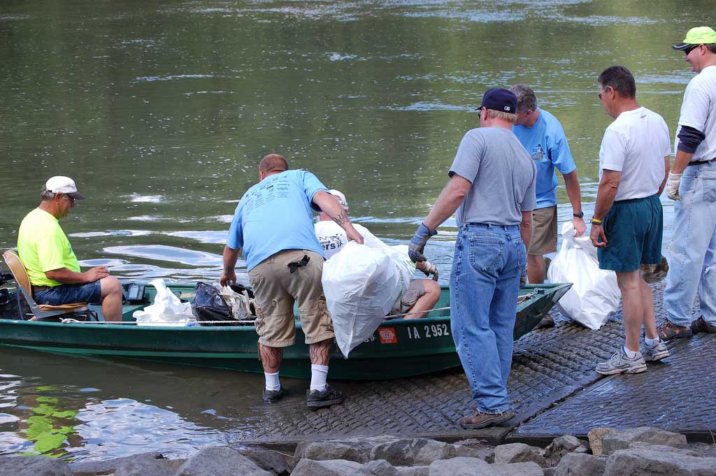 There are many actions that individuals and communities can take to prevent pollution of waterways and to clean up the messes that are alrerady there. Pictured: Local community volunteers clean up the des Moines River. (Rastoney, courtesy Flickr)