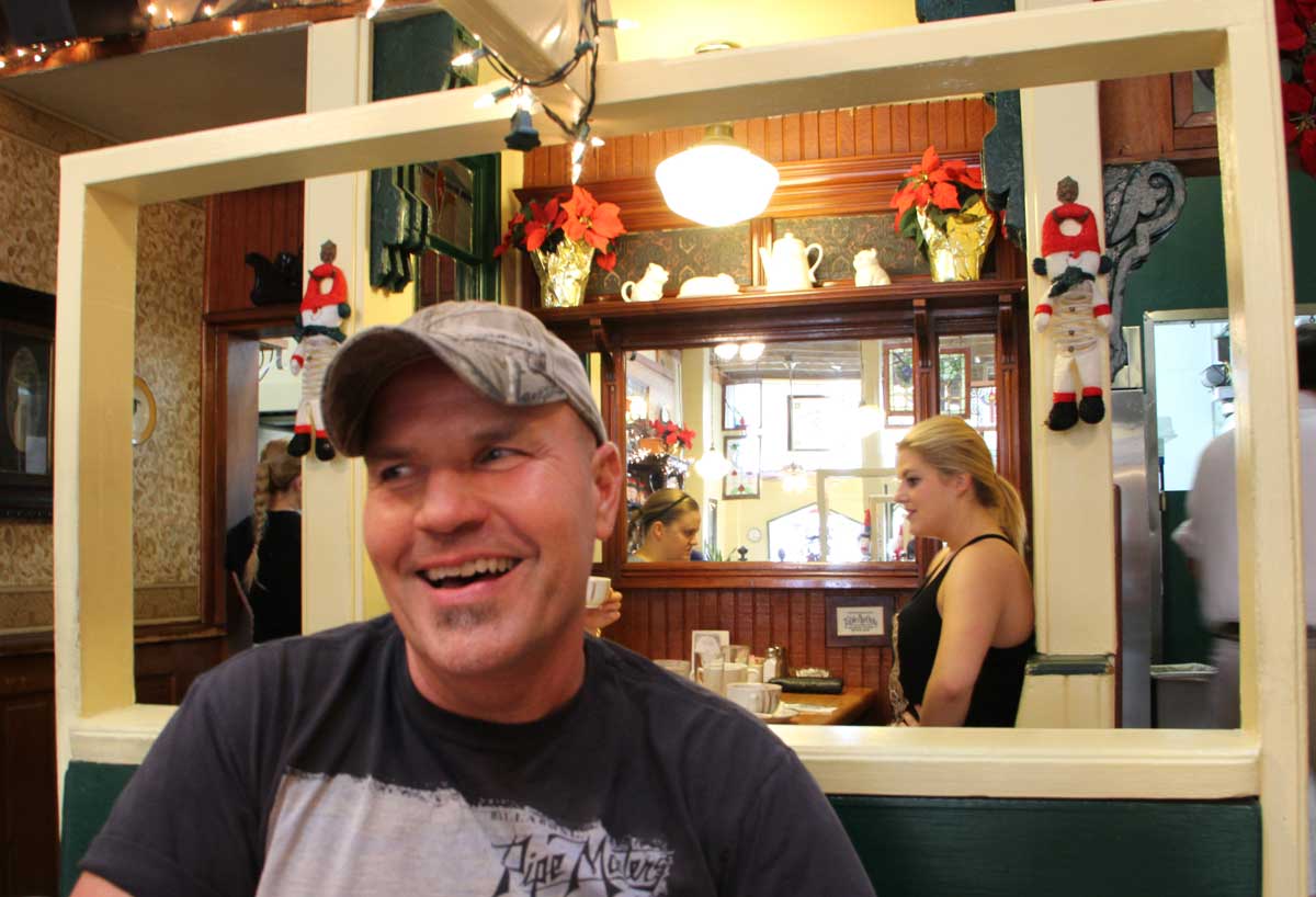 Omelette Parlor owner Bob Hausenbauer, who's owned the restaurant since 1994, smiles while talking with longtime customers Wednesday, the final day of operation for the Main Street breakfast spot.  Hausenbauer said his landlord priced him out. He hopes to relocate soon, but most likely not in Santa Monica. (David Mark Simpson dave@www.smdp.com)