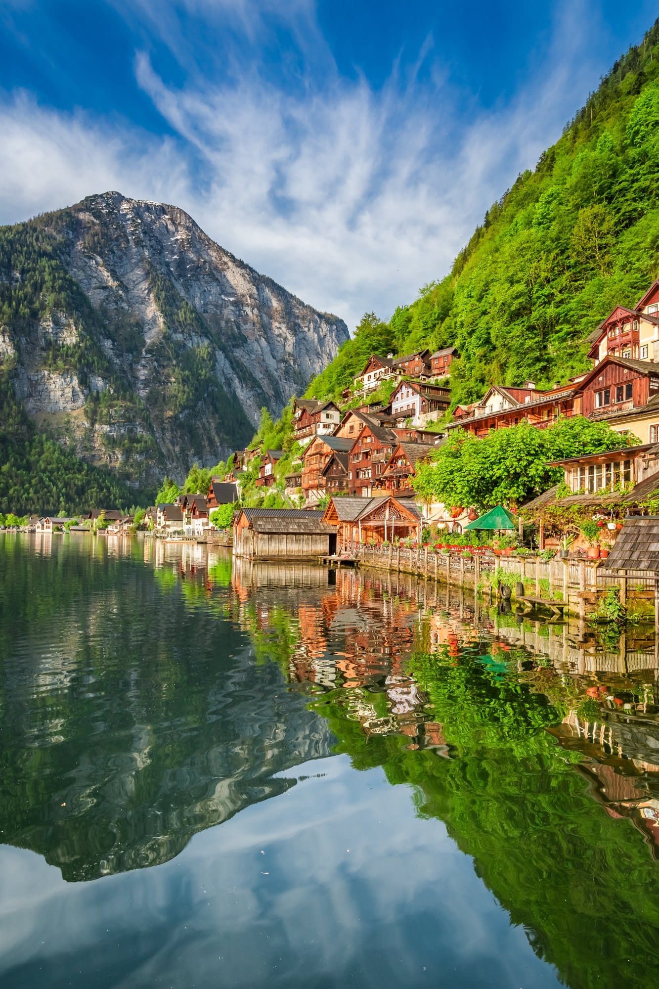 Summer at Hallstattersee lake in Hallstatt, Alps, Austria