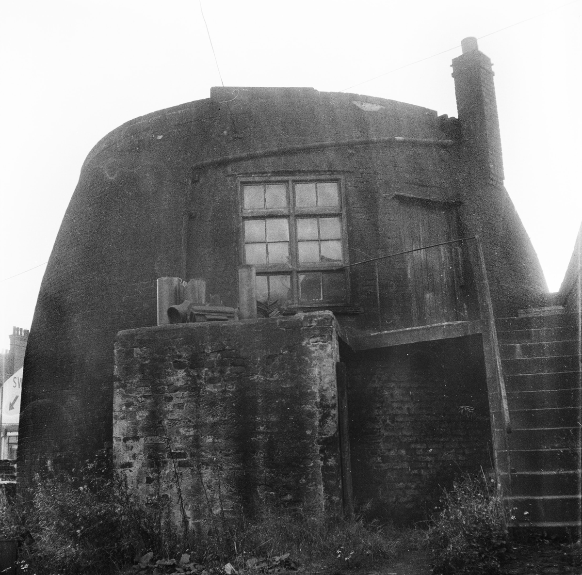 The Bottle Kiln That Became a House: Tunstall’s Lost Swan Pottery and Its Clarice Cliff Connection