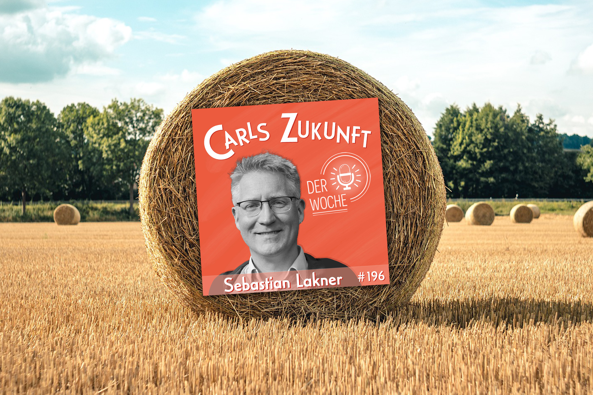 Sebastian Lakner, abgebildet im Podcast-Cover (carls zukunft der woche) auf einem Heuballen, im Feld.