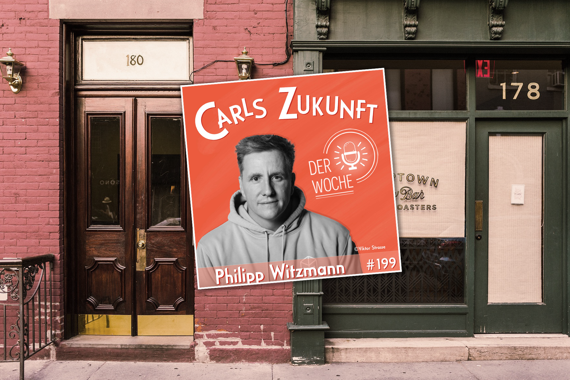 Philipp Witzmann, CEO von nebenan.de im orangen Podcast-Cover, Hauseingang im Hintergrund.